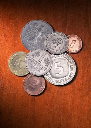 光の反射で違いが分かるスリランカの宝石